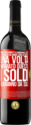 39,95 € Spedizione Gratuita | Vino rosso Edizione RED MBE Riserva Prima di insegnarti a guadagnare soldi, ti insegnerò ad amare quello che fai. Una volta imparato questo, i soldi verranno da Etichetta Rossa. Etichetta personalizzabile Riserva 12 Mesi Raccogliere 2015 Tempranillo