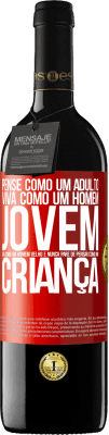 39,95 € Envio grátis | Vinho tinto Edição RED MBE Reserva Pense como um adulto, viva como um homem jovem, aja como um homem velho e nunca pare de pensar como uma criança Etiqueta Vermelha. Etiqueta personalizável Reserva 12 Meses Colheita 2014 Tempranillo