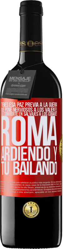 39,95 € Envío gratis | Vino Tinto Edición RED MBE Reserva Tienes esa paz previa a la guerra que pone nerviosos a los valientes, que convierte en salvajes a los cobardes. Roma Etiqueta Roja. Etiqueta personalizable Reserva 12 Meses Cosecha 2015 Tempranillo