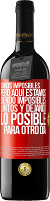 39,95 € Envío gratis | Vino Tinto Edición RED MBE Reserva Somos imposibles, pero aquí estamos, siendo imposibles juntos y dejando lo posible para otro día Etiqueta Roja. Etiqueta personalizable Reserva 12 Meses Cosecha 2014 Tempranillo