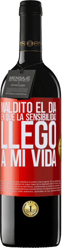 39,95 € Envío gratis | Vino Tinto Edición RED MBE Reserva Maldito el día en que la sensibilidad llegó a mi vida Etiqueta Roja. Etiqueta personalizable Reserva 12 Meses Cosecha 2015 Tempranillo