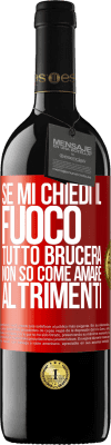 39,95 € Spedizione Gratuita | Vino rosso Edizione RED MBE Riserva Se mi chiedi il fuoco, tutto brucerà. Non so come amare altrimenti Etichetta Rossa. Etichetta personalizzabile Riserva 12 Mesi Raccogliere 2014 Tempranillo