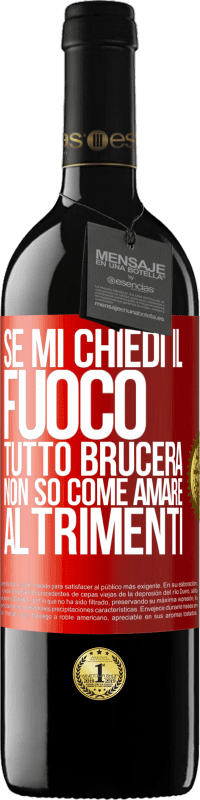 39,95 € Spedizione Gratuita | Vino rosso Edizione RED MBE Riserva Se mi chiedi il fuoco, tutto brucerà. Non so come amare altrimenti Etichetta Rossa. Etichetta personalizzabile Riserva 12 Mesi Raccogliere 2015 Tempranillo