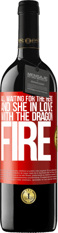 39,95 € 送料無料 | 赤ワイン REDエディション MBE 予約する すべてがヒーローを待ち、ドラゴンの火を愛する彼女 赤いタグ. カスタマイズ可能なラベル 予約する 12 月 収穫 2014 Tempranillo
