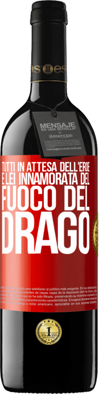 39,95 € Spedizione Gratuita | Vino rosso Edizione RED MBE Riserva Tutti in attesa dell'eroe e lei innamorata del fuoco del drago Etichetta Rossa. Etichetta personalizzabile Riserva 12 Mesi Raccogliere 2015 Tempranillo