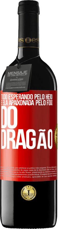 39,95 € Envio grátis | Vinho tinto Edição RED MBE Reserva Tudo esperando pelo herói e ela apaixonada pelo fogo do dragão Etiqueta Vermelha. Etiqueta personalizável Reserva 12 Meses Colheita 2015 Tempranillo