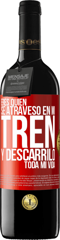 39,95 € Envío gratis | Vino Tinto Edición RED MBE Reserva Eres quien se atravesó en mi tren y descarriló toda mi vida Etiqueta Roja. Etiqueta personalizable Reserva 12 Meses Cosecha 2015 Tempranillo