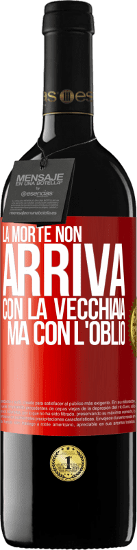 39,95 € Spedizione Gratuita | Vino rosso Edizione RED MBE Riserva La morte non arriva con la vecchiaia, ma con l'oblio Etichetta Rossa. Etichetta personalizzabile Riserva 12 Mesi Raccogliere 2015 Tempranillo