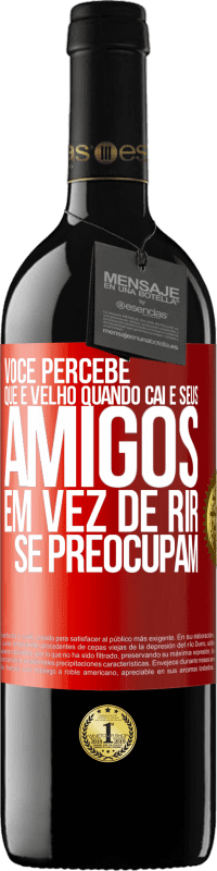 39,95 € Envio grátis | Vinho tinto Edição RED MBE Reserva Você percebe que é velho quando cai e seus amigos, em vez de rir, se preocupam Etiqueta Vermelha. Etiqueta personalizável Reserva 12 Meses Colheita 2015 Tempranillo