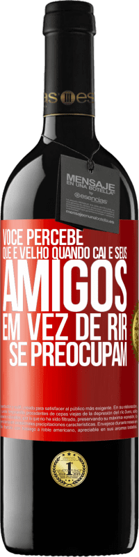 39,95 € Envio grátis | Vinho tinto Edição RED MBE Reserva Você percebe que é velho quando cai e seus amigos, em vez de rir, se preocupam Etiqueta Vermelha. Etiqueta personalizável Reserva 12 Meses Colheita 2016 Tempranillo