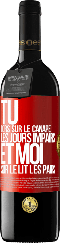 39,95 € Envoi gratuit | Vin rouge Édition RED MBE Réserve Tu dors sur le canapé les jours impairs et moi sur le lit les pairs Étiquette Rouge. Étiquette personnalisable Réserve 12 Mois Récolte 2014 Tempranillo