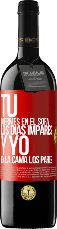 39,95 € Envío gratis | Vino Tinto Edición RED MBE Reserva Tú duermes en el sofá los días impares y yo en la cama los pares Etiqueta Roja. Etiqueta personalizable Reserva 12 Meses Cosecha 2015 Tempranillo