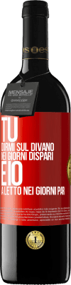 39,95 € Spedizione Gratuita | Vino rosso Edizione RED MBE Riserva Tu dormi sul divano nei giorni dispari e io a letto nei giorni pari Etichetta Rossa. Etichetta personalizzabile Riserva 12 Mesi Raccogliere 2014 Tempranillo