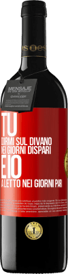 39,95 € Spedizione Gratuita | Vino rosso Edizione RED MBE Riserva Tu dormi sul divano nei giorni dispari e io a letto nei giorni pari Etichetta Rossa. Etichetta personalizzabile Riserva 12 Mesi Raccogliere 2016 Tempranillo