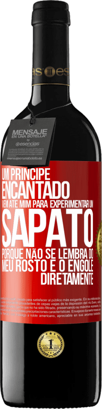 39,95 € Envio grátis | Vinho tinto Edição RED MBE Reserva Um príncipe encantado vem até mim para experimentar um sapato porque não se lembra do meu rosto e o engole diretamente Etiqueta Vermelha. Etiqueta personalizável Reserva 12 Meses Colheita 2015 Tempranillo