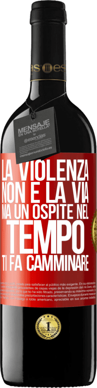 39,95 € Spedizione Gratuita | Vino rosso Edizione RED MBE Riserva La violenza non è la via, ma un ospite nel tempo ti fa camminare Etichetta Rossa. Etichetta personalizzabile Riserva 12 Mesi Raccogliere 2015 Tempranillo