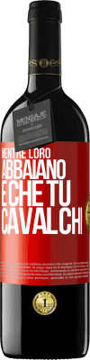 39,95 € Spedizione Gratuita | Vino rosso Edizione RED MBE Riserva Mentre loro abbaiano è che tu cavalchi Etichetta Rossa. Etichetta personalizzabile Riserva 12 Mesi Raccogliere 2016 Tempranillo