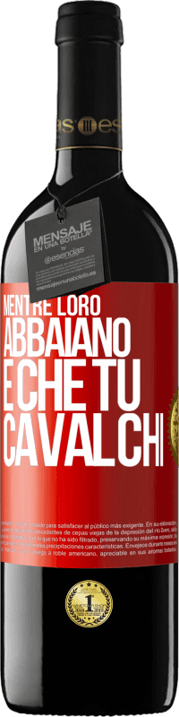 39,95 € Spedizione Gratuita | Vino rosso Edizione RED MBE Riserva Mentre loro abbaiano è che tu cavalchi Etichetta Rossa. Etichetta personalizzabile Riserva 12 Mesi Raccogliere 2015 Tempranillo