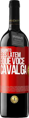 39,95 € Envio grátis | Vinho tinto Edição RED MBE Reserva Enquanto eles latem é que você cavalga Etiqueta Vermelha. Etiqueta personalizável Reserva 12 Meses Colheita 2014 Tempranillo