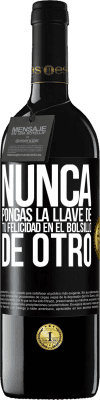 39,95 € Envío gratis | Vino Tinto Edición RED MBE Reserva Nunca pongas la llave de tu felicidad en el bolsillo de otro Etiqueta Negra. Etiqueta personalizable Reserva 12 Meses Cosecha 2014 Tempranillo