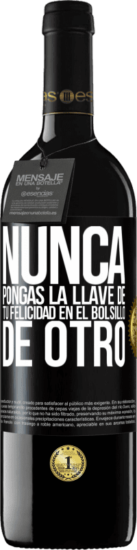 39,95 € Envío gratis | Vino Tinto Edición RED MBE Reserva Nunca pongas la llave de tu felicidad en el bolsillo de otro Etiqueta Negra. Etiqueta personalizable Reserva 12 Meses Cosecha 2015 Tempranillo