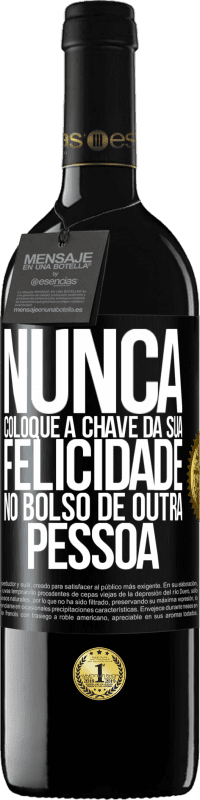 39,95 € Envio grátis | Vinho tinto Edição RED MBE Reserva Nunca coloque a chave da sua felicidade no bolso de outra pessoa Etiqueta Preta. Etiqueta personalizável Reserva 12 Meses Colheita 2015 Tempranillo