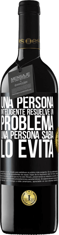 39,95 € Envío gratis | Vino Tinto Edición RED MBE Reserva Una persona inteligente resuelve un problema. Una persona sabia lo evita Etiqueta Negra. Etiqueta personalizable Reserva 12 Meses Cosecha 2015 Tempranillo