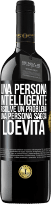 39,95 € Spedizione Gratuita | Vino rosso Edizione RED MBE Riserva Una persona intelligente risolve un problema. Una persona saggia lo evita Etichetta Nera. Etichetta personalizzabile Riserva 12 Mesi Raccogliere 2015 Tempranillo