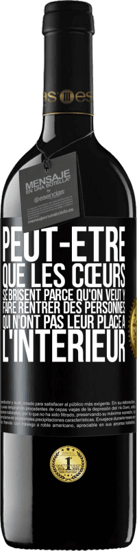 39,95 € Envoi gratuit | Vin rouge Édition RED MBE Réserve Peut-être que les cœurs se brisent parce qu'on veut y faire rentrer des personnes qui n'ont pas leur place à l'intérieur Étiquette Noire. Étiquette personnalisable Réserve 12 Mois Récolte 2015 Tempranillo