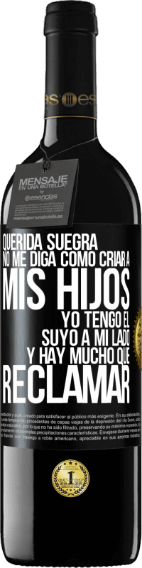 39,95 € Envío gratis | Vino Tinto Edición RED MBE Reserva Querida suegra, no me diga como criar a mis hijos. Yo tengo el suyo a mi lado y hay mucho que reclamar Etiqueta Negra. Etiqueta personalizable Reserva 12 Meses Cosecha 2016 Tempranillo