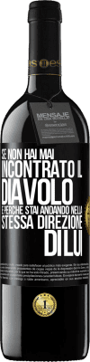 39,95 € Spedizione Gratuita | Vino rosso Edizione RED MBE Riserva Se non hai mai incontrato il diavolo è perché stai andando nella stessa direzione di lui Etichetta Nera. Etichetta personalizzabile Riserva 12 Mesi Raccogliere 2014 Tempranillo