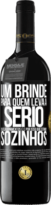 39,95 € Envio grátis | Vinho tinto Edição RED MBE Reserva Um brinde para quem leva a sério os relacionamentos e é por isso que estamos sozinhos Etiqueta Preta. Etiqueta personalizável Reserva 12 Meses Colheita 2014 Tempranillo