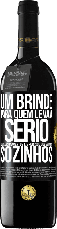 39,95 € Envio grátis | Vinho tinto Edição RED MBE Reserva Um brinde para quem leva a sério os relacionamentos e é por isso que estamos sozinhos Etiqueta Preta. Etiqueta personalizável Reserva 12 Meses Colheita 2015 Tempranillo