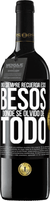 39,95 € Envío gratis | Vino Tinto Edición RED MBE Reserva Uno siempre recuerda esos besos donde se olvidó de todo Etiqueta Negra. Etiqueta personalizable Reserva 12 Meses Cosecha 2015 Tempranillo