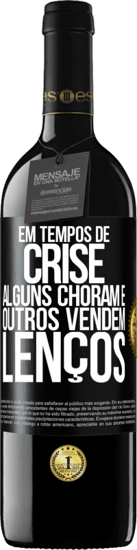 39,95 € Envio grátis | Vinho tinto Edição RED MBE Reserva Em tempos de crise, alguns choram e outros vendem lenços Etiqueta Preta. Etiqueta personalizável Reserva 12 Meses Colheita 2015 Tempranillo