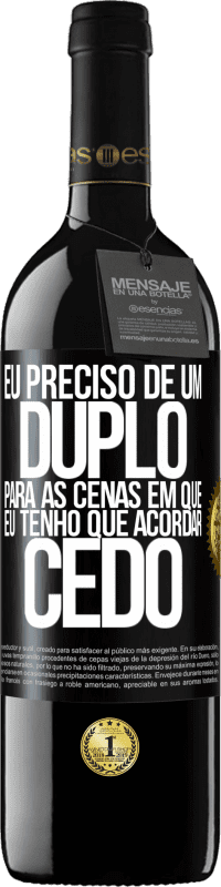 39,95 € Envio grátis | Vinho tinto Edição RED MBE Reserva Eu preciso de um duplo para as cenas em que eu tenho que acordar cedo Etiqueta Preta. Etiqueta personalizável Reserva 12 Meses Colheita 2015 Tempranillo