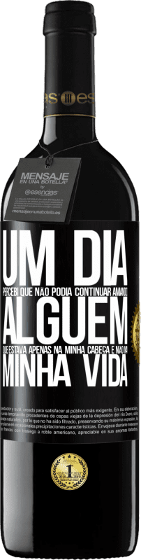 39,95 € Envio grátis | Vinho tinto Edição RED MBE Reserva Um dia, percebi que não podia continuar amando alguém que estava apenas na minha cabeça e não na minha vida Etiqueta Preta. Etiqueta personalizável Reserva 12 Meses Colheita 2015 Tempranillo