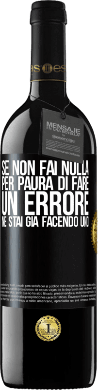 39,95 € Spedizione Gratuita | Vino rosso Edizione RED MBE Riserva Se non fai nulla per paura di fare un errore, ne stai già facendo uno Etichetta Nera. Etichetta personalizzabile Riserva 12 Mesi Raccogliere 2015 Tempranillo