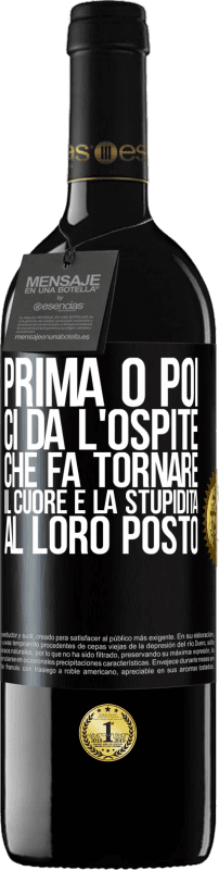 39,95 € Spedizione Gratuita | Vino rosso Edizione RED MBE Riserva Prima o poi ci dà l'ospite che fa tornare il cuore e la stupidità al loro posto Etichetta Nera. Etichetta personalizzabile Riserva 12 Mesi Raccogliere 2015 Tempranillo