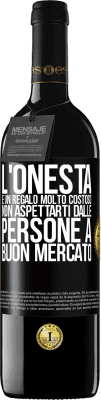 39,95 € Spedizione Gratuita | Vino rosso Edizione RED MBE Riserva L'onestà è un regalo molto costoso. Non aspettarti dalle persone a buon mercato Etichetta Nera. Etichetta personalizzabile Riserva 12 Mesi Raccogliere 2014 Tempranillo