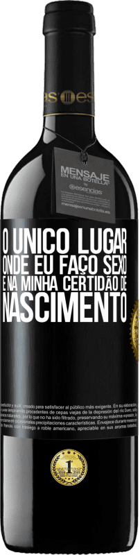 39,95 € Envio grátis | Vinho tinto Edição RED MBE Reserva O único lugar onde eu faço sexo é na minha certidão de nascimento Etiqueta Preta. Etiqueta personalizável Reserva 12 Meses Colheita 2015 Tempranillo