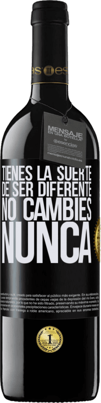 39,95 € Envío gratis | Vino Tinto Edición RED MBE Reserva Tienes la suerte de ser diferente. No cambies nunca Etiqueta Negra. Etiqueta personalizable Reserva 12 Meses Cosecha 2015 Tempranillo