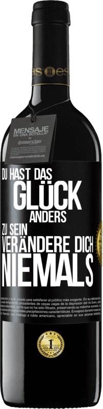 39,95 € Kostenloser Versand | Rotwein RED Ausgabe MBE Reserve Du hast das Glück, anders zu sein. Verändere dich niemals Schwarzes Etikett. Anpassbares Etikett Reserve 12 Monate Ernte 2015 Tempranillo