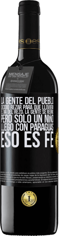 39,95 € Envío gratis | Vino Tinto Edición RED MBE Reserva La gente del pueblo decidió rezar para que lloviera. El día del rezo, la gente se reunió, pero sólo un niño llego con Etiqueta Negra. Etiqueta personalizable Reserva 12 Meses Cosecha 2015 Tempranillo