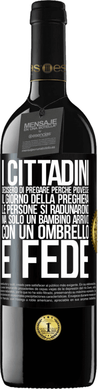 39,95 € Spedizione Gratuita | Vino rosso Edizione RED MBE Riserva I cittadini decisero di pregare perché piovesse. Il giorno della preghiera, le persone si radunarono, ma solo un bambino Etichetta Nera. Etichetta personalizzabile Riserva 12 Mesi Raccogliere 2015 Tempranillo