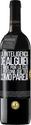 39,95 € Envío gratis | Vino Tinto Edición RED MBE Reserva La inteligencia de alguien se mide por la clase de persona que tiene como pareja Etiqueta Negra. Etiqueta personalizable Reserva 12 Meses Cosecha 2015 Tempranillo