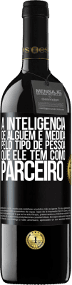 39,95 € Envio grátis | Vinho tinto Edição RED MBE Reserva A inteligência de alguém é medida pelo tipo de pessoa que ele tem como parceiro Etiqueta Preta. Etiqueta personalizável Reserva 12 Meses Colheita 2015 Tempranillo