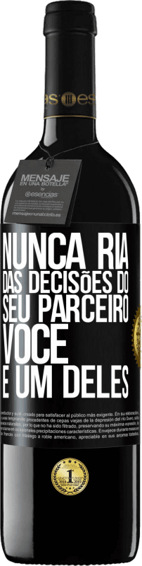 39,95 € Envio grátis | Vinho tinto Edição RED MBE Reserva Nunca ria das decisões do seu parceiro. Você é um deles Etiqueta Preta. Etiqueta personalizável Reserva 12 Meses Colheita 2015 Tempranillo