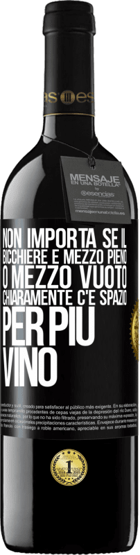 39,95 € Spedizione Gratuita | Vino rosso Edizione RED MBE Riserva Non importa se il bicchiere è mezzo pieno o mezzo vuoto. Chiaramente c'è spazio per più vino Etichetta Nera. Etichetta personalizzabile Riserva 12 Mesi Raccogliere 2015 Tempranillo