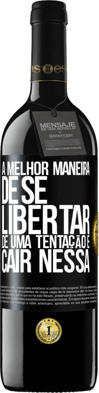 39,95 € Envio grátis | Vinho tinto Edição RED MBE Reserva A melhor maneira de se libertar de uma tentação é cair nessa Etiqueta Preta. Etiqueta personalizável Reserva 12 Meses Colheita 2015 Tempranillo